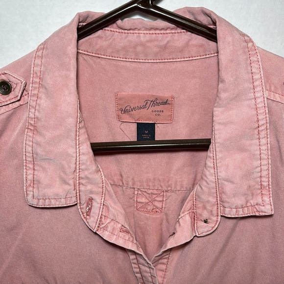Universal Thread LongSleeve Shirt Women M Button Down Pockets Pink Pleated Back - Picture 3 of 9